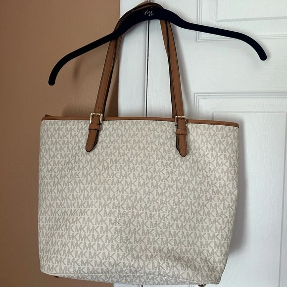 Michael Kors Jet Set Medium Leather Shoulder Bag - Picture 5 of 8